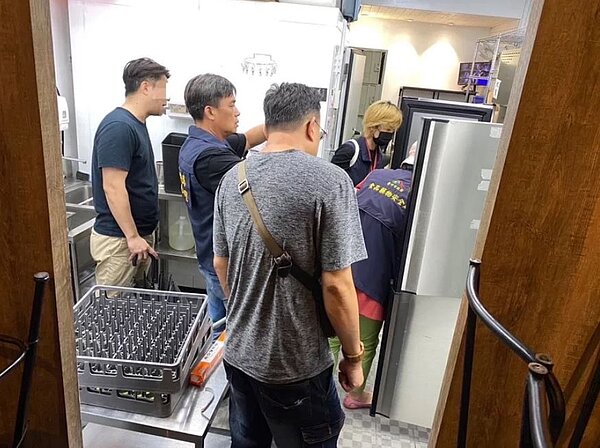 台中市高檔和牛燒肉店涉嫌囤用過期牛肉,甚至竄改日期,檢察官率隊登門查緝。圖/台中市政府提供