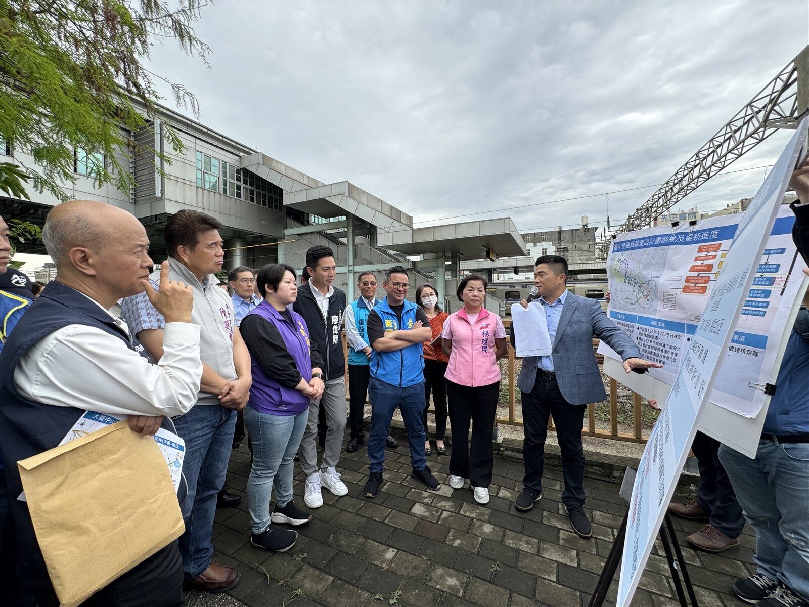 台中海線鐵路雙軌高架化,立法院財政委員會今舉行會勘,立委們盼中央加速核定計畫,並提高預算補助,減輕中市府財政負擔。記者劉柏均/攝影