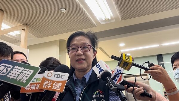 台中市食安處長傅瓊慧表示，食安處於4月16日接獲民眾檢舉疑似此店家有儲存逾期的肉品，同時有竄改有效日期行為，火速將相關的資料移送至台中地檢署進行後續偵辦。圖／台中市政府提供