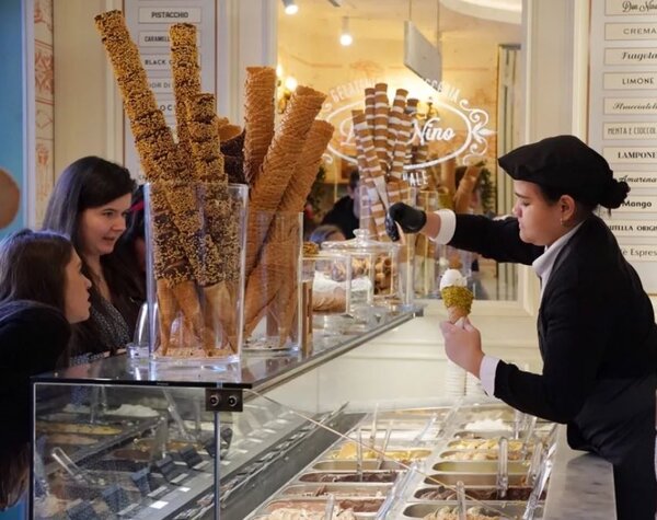 義大利米蘭市預計今年5月至11月實施「午夜禁止飲食外帶」法規，包括義式冰淇淋。許多觀光客到訪義大利最不能錯過的就是品嚐正宗義式冰淇淋。圖／新華社