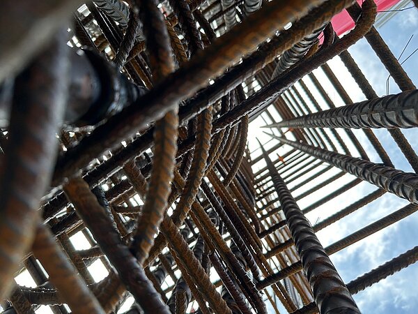 ■「戴雲發Alfa Safe耐震系統工法」採用工業化、系統化施工方式,利用自動化加工技術在工廠彎折鋼筋,解決建築工人現場綁紮施工不易的問題,經過「國家地震工程研究中心」的實體鋼筋測試,能有效大幅提升抗震韌性,更確保房屋安全穩固。