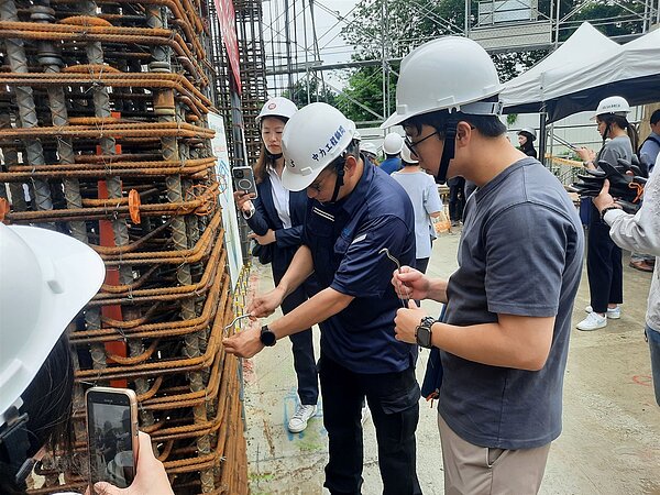 ■共同體驗工地現場綁鋼筋,採用「戴雲發Alfa Safe耐震系統工法」在工地只需簡單操作就可達到完美施工品質及提升建築抗震韌性。