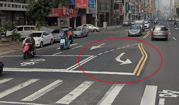 高雄市一心路與民權路口的偏心左轉到小到只夠停一台車,讓網友砲轟根本是在亂搞。圖/民眾提供