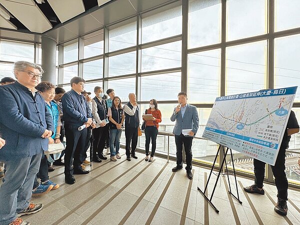 台中鐵路「山線高架延伸(大慶-烏日)」與「海線雙軌高架化」地方爭取已久,立委顏寬恒(右一)25日與多位民代與財委會、交通部等單位赴台中考察,爭取中央盡速核定可行性研究並由中央專案全額補助興建。圖/潘虹恩攝