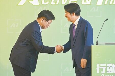 準總統賴清德(右)25日公布新任內閣成員,總統府祕書長林佳龍將接任外交部長。(杜宜諳攝)