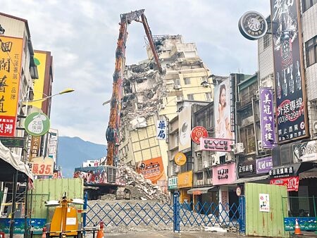 花蓮富凱大飯店拆除第2天，已拆到6樓，並隨時監測餘震可能出現的位移。（王志偉攝）