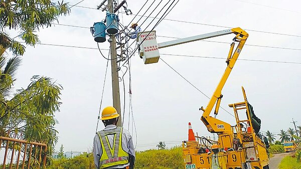 高雄25日下起大雷雨,一度造成3266戶停電,經台電人員全力搶修,於11時50分全數復電。圖/台電高雄區處提供