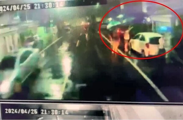 高雄市25日晚間8、9點大雨炸裂,位於三民區清風街一棟民宅的冷氣室外機,疑被雷擊擊中悶燒,附近居民撐傘焦急等候消防員到場,幸火勢撲滅,無人傷亡。記者石秀華/翻攝