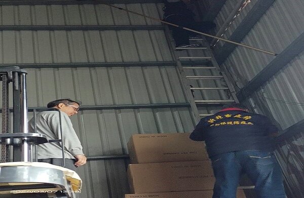 兩人齊心協力救助貓咪。圖／新北動保處提供