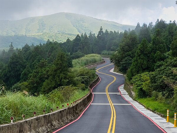中湖戰備道用橡膠瀝青打造公路婚紗必拍景點。圖/台北市工務局提供