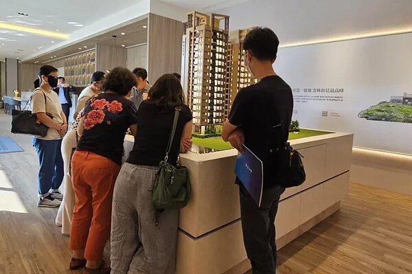 看好台積電可能進駐雲林、購屋剛性需求增加,許多建商搶進雲林推案,接待中心人氣滿滿。圖/鄉林建設提供