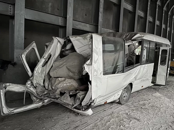 太魯閣晶英酒店交通車在3日上班途中,遇到落石,黃姓學生遭落石砸中,今天傷重過世。圖/太魯閣晶英安全部陳姓經理提供