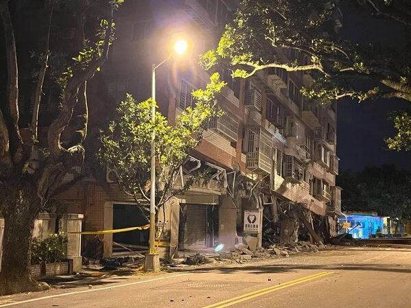 403花蓮大地震讓不少棟建築物倒塌、變危樓，花蓮「統帥大樓」也在其中。圖／花蓮縣消防局提供
