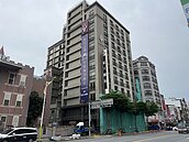 不敵兩度強震重創　花蓮知名藍天麗池大飯店評估拆除