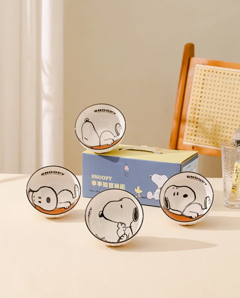 華南金今年的股東會紀念品主打全球最受歡迎的卡通主角史努比，贈送市價約880元的「SNOOPY 事事如意碗組」，每組4件印有史努比圖樣的碗，實用又吸睛。圖/華南金提供
