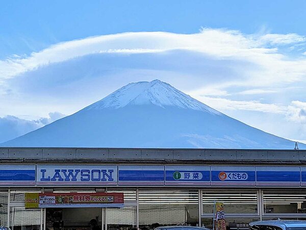 河口湖車站前的LAWSON便利商店是知名打卡點。圖/讀者提供