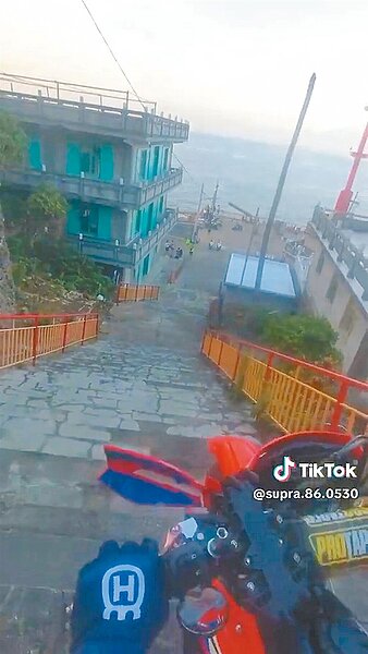 有越野機車騎士在屏東小琉球靈山寺旁階梯衝上衝下,氣炸當地居民。(翻攝畫面/羅琦文屏東傳真)