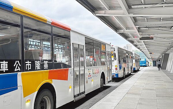 基隆城際轉運站預計在7月啟用,基市府交通處25日邀請國道客運及市區公車業者派車壓力測試,評估國道客運與公車候車區域可如期啟用。(基隆市政府提供/徐佑昇基隆傳真)