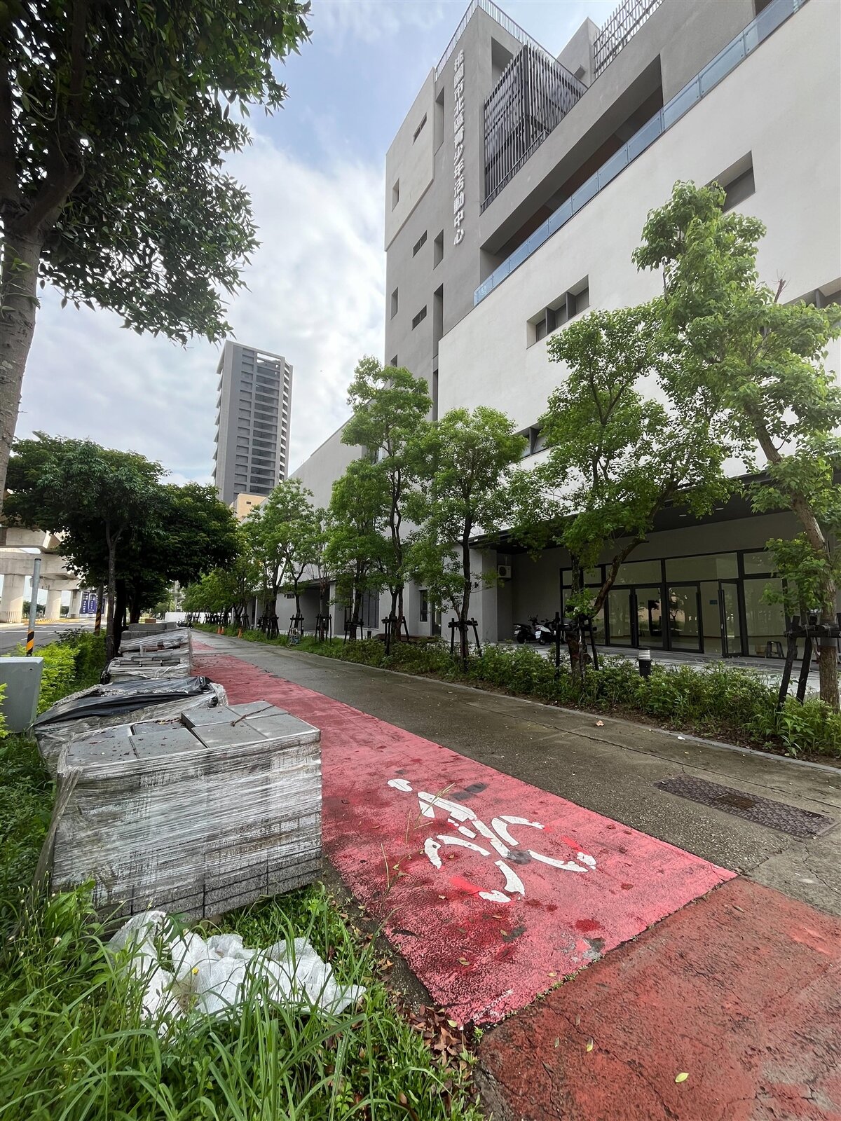 桃園市北區青少年活動中心桃樣館與地下停車場至今未開放,地方緊盯進度,盼停車場先啟用,解決周邊違停亂象。記者陳俊智/攝影