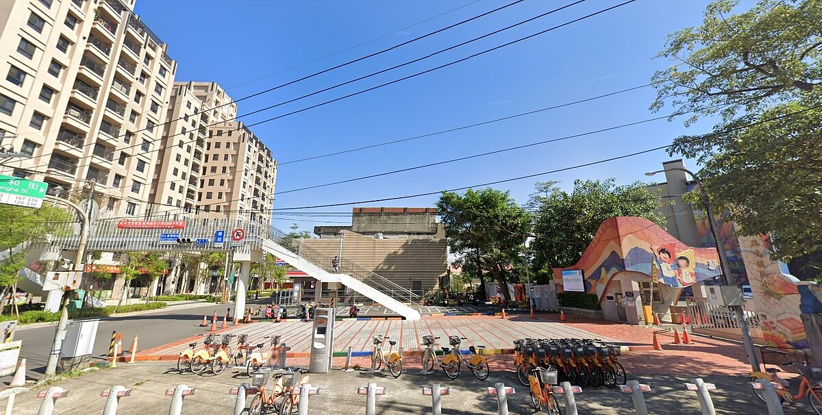 華建指出，距離及仁幼兒園、鳳鳴國中小學等學區僅需800公尺，教育資源豐富。圖為鳳鳴國小周遭街景。圖／Google Map