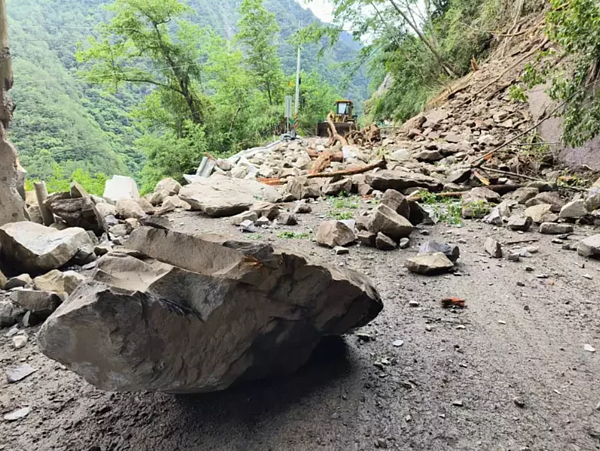 凌晨強震,中橫便道又有落石,谷關工務段和搶修人員今天清除落石中。圖/谷關工務段提供