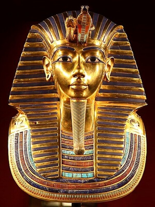 埃及知名法老「圖坦卡門」自1922年被考古學者發掘以來，詛咒傳說四起，據信多達22名考古及探險家離奇逝世。圖為圖坦卡門的金色面具。維基百科