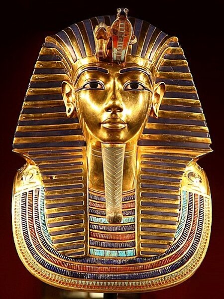埃及知名法老「圖坦卡門」自1922年被考古學者發掘以來,詛咒傳說四起,據信多達22名考古及探險家離奇逝世。圖為圖坦卡門的金色面具。維基百科