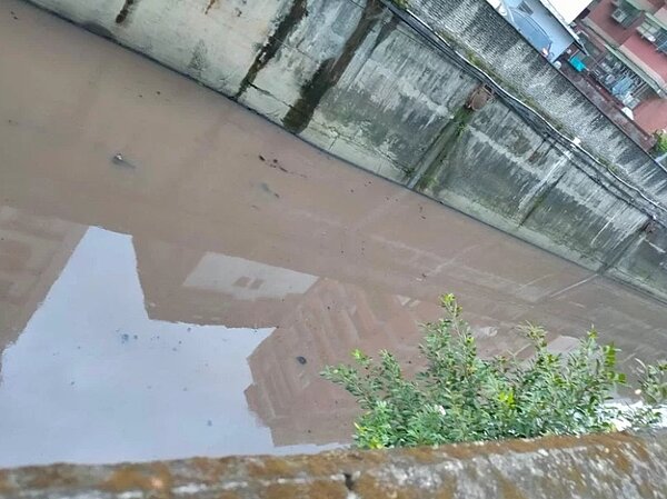 新北市新莊及樹林區約3公里長的潭底溝,多年惡臭問題未解。圖/市議員蔡健棠提供