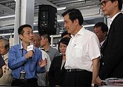 檢視服貿成果　馬英九參訪嘉市「東京著衣」