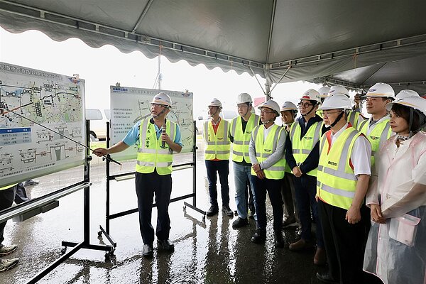 現地視察台39線延伸至仁武推動情形。圖/新聞局提供