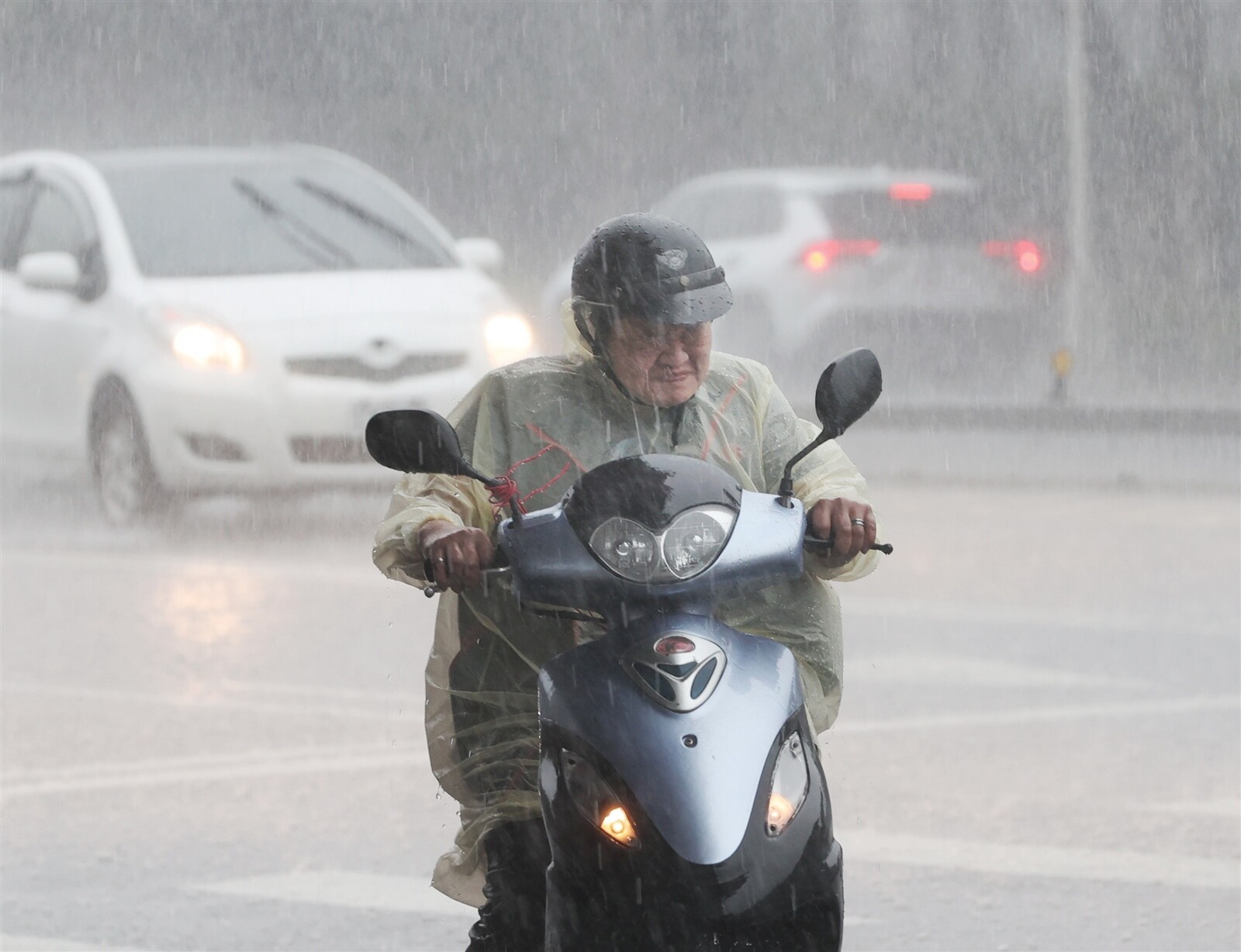 今天下半天到明天鋒面系統逐漸北移，西半部降雨逐漸明顯，尤其中部以北有對流雲系移入，不排除有局部大雨發生機率。記者林澔一／攝影 