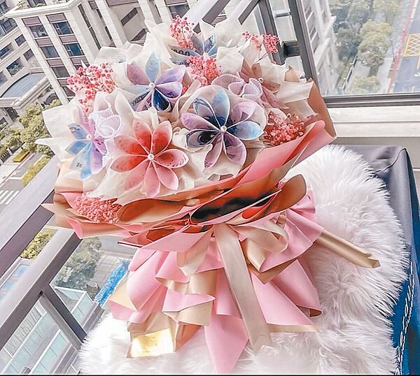 屏東知名新娘祕書楊淯媛(愛莉)原本是全職新祕,疫情後逐漸將重心轉往花藝行業。(楊淯媛提供/洪浩軒高雄傳真)