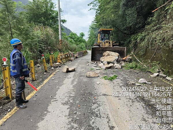谷關工務段將於今天上午再次巡查,如狀況允許,預計中午班次開放通行。圖/谷關工務段提供