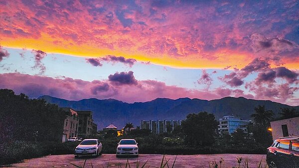 花蓮地震頻頻,這兩天仍有較大餘震,巧合的是26日傍晚花蓮天空出現「火燒雲」奇特景觀,民眾好奇是否與地震有關?議論紛紛。(讀者黃米其提供/王志偉花蓮傳真)