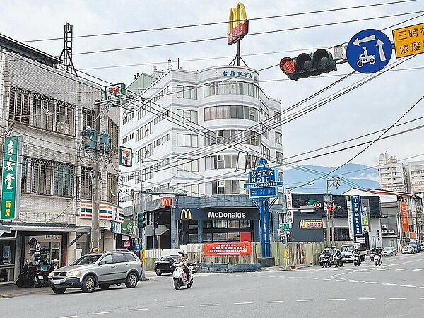 花蓮縣吉安鄉「麥當勞」因接連2次地震受創嚴重,花蓮縣政府已將建物列紅單危樓,預計5月5日後排拆。(王志偉攝)
