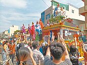 天公伯僅灑甘露　北港媽遶境爆人潮