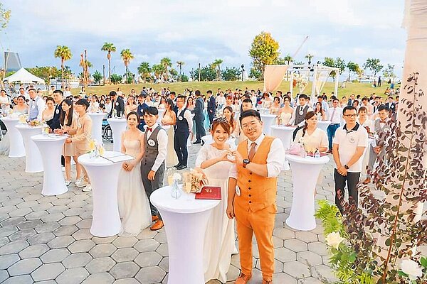 現代年輕人多晚婚或不婚,且結婚喜歡一切從簡,甚至不宴客、不辦婚禮,加上前幾年疫情影響,使婚禮產業走向「婚禮慘業」。圖為高市府去年舉辦的集團結婚。(高市府提供/洪浩軒高雄傳真)