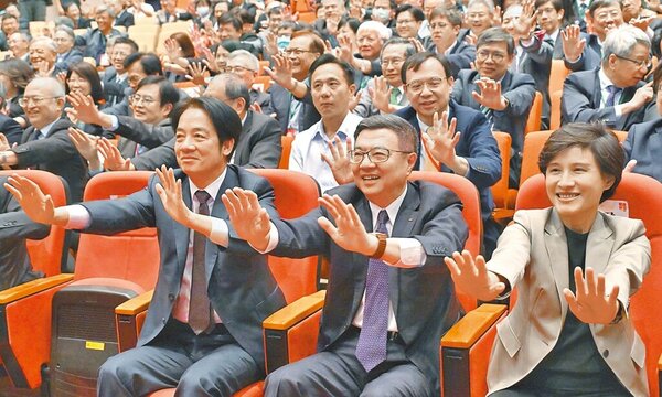 準總統賴清德（第一排左起）、準行政院長卓榮泰、準行政院副院長鄭麗君27日出席「健康台灣全國論壇」，並在座位上做起健康伸展操。（台北市攝影記者聯誼會提供）