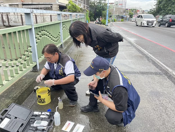 環保局表示,去年至今針對潭底溝開5張罰單共罰232萬元。圖/新北環保局提供