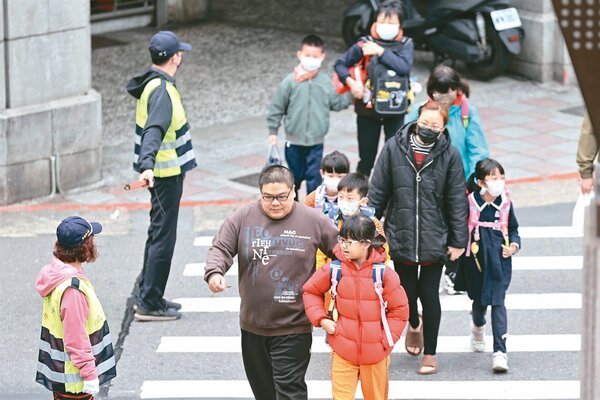 上學期間，台北市國小周遭路口有不少導護志工在校門疏導交通，維護校園安全。圖／聯合報系資料照