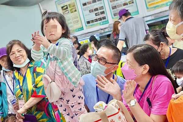 林建發夫妻擔任寄養爸媽16年，照顧過20幾個孩子，將他們視如己出。圖／社會局提供