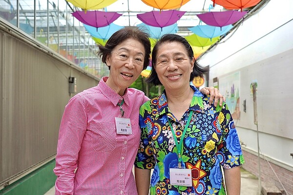 「寄養媽媽」馬安娜(右)與姊姊馬安琪(左)。圖/社會局提供