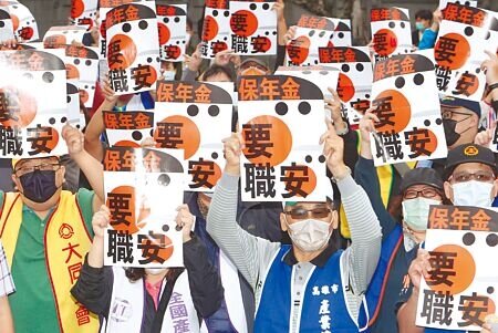 台灣職業病發現率較先進國家偏低,勞團指通報門檻過高,讓勞工申請職業病認定困難重重。圖為勞團集會要求政府正視勞工心聲,改善日益惡化的勞動環境。(本報資料照片)