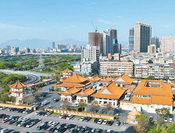 板橋殯儀館有超過40年歷史,環境老舊,面臨禮廳不足等問題。圖/聯合報系資料照片