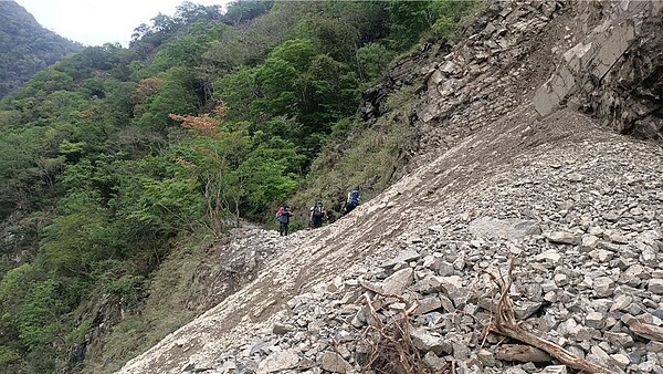 近日餘震不斷加上降雨，部分山道受影響坍方，南投縣信義鄉郡大林道多處崩塌，其中1.8公里處交通受阻，暫停車輛通行，林保署南投分署28日證實車輛管制，尚無法評估可進場修護時間。（林保署南投分署提供／潘虹恩台中傳真）