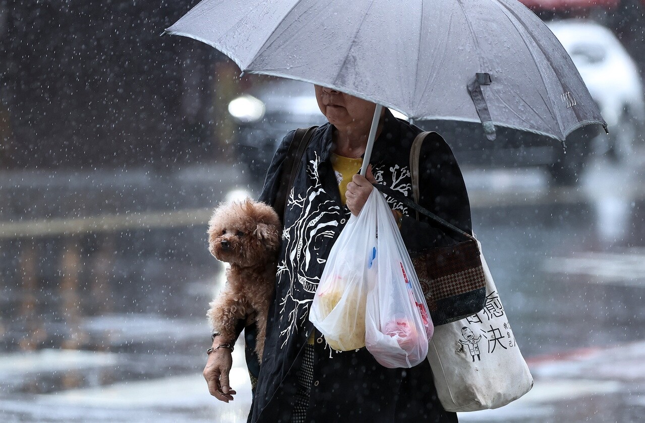 中央氣象署預報員張承傳表示，明天鋒面離開，各地天氣大多為多雲到晴，白天普遍高溫約31至34度，南高屏、台東等局部地區高溫可達36度以上。記者侯永全／攝影 