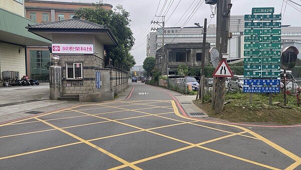 桃園「開瓶計畫」成效遭質疑,議員徐玉樹表示,龍潭烏樹林工業區不只公設匱乏,連一條像樣的路都沒有,呼籲盡速列入計畫拓寬。圖/徐玉樹提供