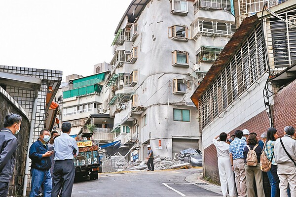 文山區再興社區女兒牆2022年3月倒塌事件，凸顯住二山限區危險建物都更急迫性。 圖／聯合報系資料照