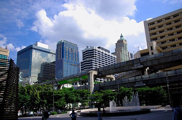 東南亞持續籠罩在高溫之下,菲律賓已宣布學校暫停實體上課,泰國用電需求也升至歷史高點。圖為泰國街景。圖/維基百科