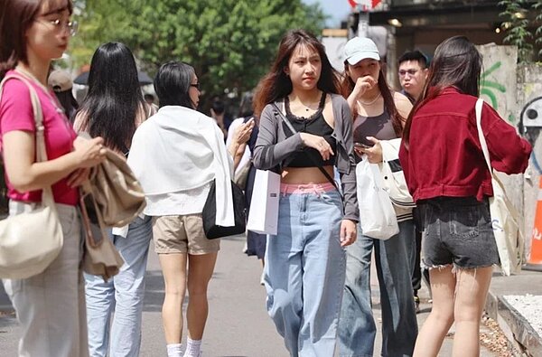 中央氣象署指出，29日中午前後台南市、高雄市、屏東縣、台東縣為黃色燈號，恐36度以上。圖／聯合報系資料照